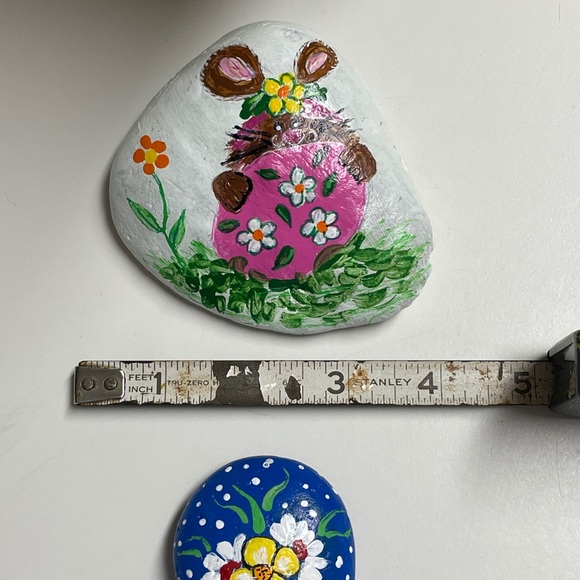 Hand painted set of 2 floral and Easter rocks - Picture 3 of 4